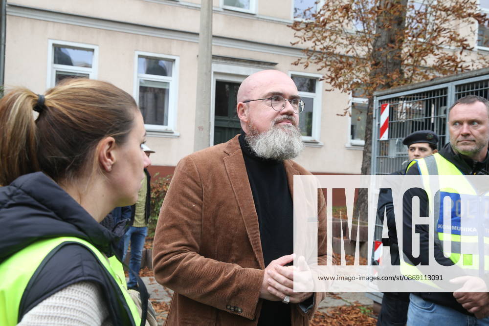 Halle Saale Halle (Saale) Halle Saale Sachsen-Anhalt Ansicht Stadtansicht Sachsen Anhalt Ansicht Dem Landtagvizepräsidenten Hans-Thomas Tillschneider ( AfD ) wird der Zutritt zur Synagoge versperrt Es ist der siebte Jahrestag: Am 9. Oktober 2019 versuchte ein Attentäter, am höchsten jüdischen Feiertag Jom Kippur die hallesche Synagoge anzugreifen, und tötete zwei Menschen. Eine Menschenkette der Organisiert wurde sie von der Jüdischen Studierendenunion Deutschland verwehrte Tillschneider den Zugang �