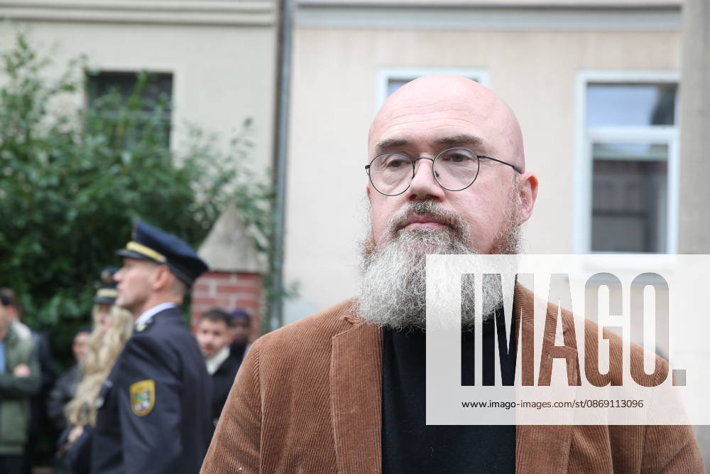 Halle Saale Halle (Saale) Halle Saale Sachsen-Anhalt Ansicht Stadtansicht Sachsen Anhalt Ansicht Dem Landtagvizepräsidenten Hans-Thomas Tillschneider ( AfD ) wird der Zutritt zur Synagoge versperrt Es ist der siebte Jahrestag: Am 9. Oktober 2019 versuchte ein Attentäter, am höchsten jüdischen Feiertag Jom Kippur die hallesche Synagoge anzugreifen, und tötete zwei Menschen. Eine Menschenkette der Organisiert wurde sie von der Jüdischen Studierendenunion Deutschland verwehrte Tillschneider den Zugang �