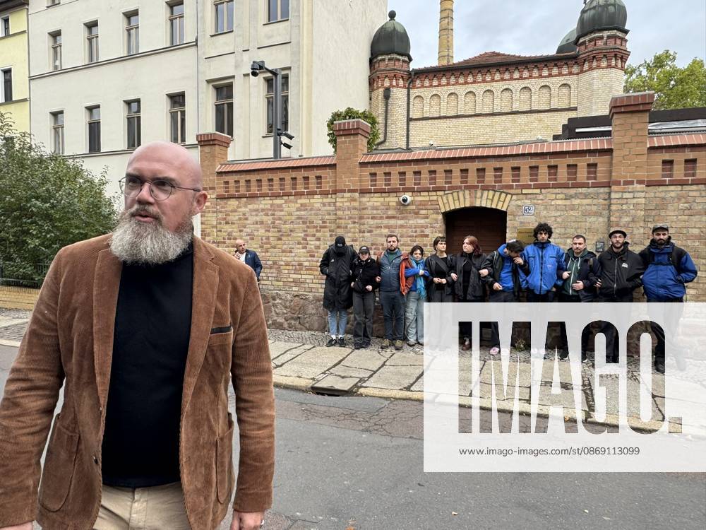 Halle Saale Halle (Saale) Halle Saale Sachsen-Anhalt Ansicht Stadtansicht Sachsen Anhalt Ansicht Dem Landtagvizepräsidenten Hans-Thomas Tillschneider ( AfD ) wird der Zutritt zur Synagoge versperrt Es ist der siebte Jahrestag: Am 9. Oktober 2019 versuchte ein Attentäter, am höchsten jüdischen Feiertag Jom Kippur die hallesche Synagoge anzugreifen, und tötete zwei Menschen. Eine Menschenkette der Organisiert wurde sie von der Jüdischen Studierendenunion Deutschland verwehrte Tillschneider den Zugang �