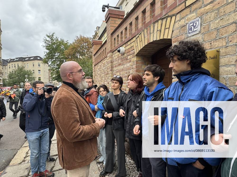 Halle Saale Halle (Saale) Halle Saale Sachsen-Anhalt Ansicht Stadtansicht Sachsen Anhalt Ansicht Dem Landtagvizepräsidenten Hans-Thomas Tillschneider ( AfD ) wird der Zutritt zur Synagoge versperrt Es ist der siebte Jahrestag: Am 9. Oktober 2019 versuchte ein Attentäter, am höchsten jüdischen Feiertag Jom Kippur die hallesche Synagoge anzugreifen, und tötete zwei Menschen. Eine Menschenkette der Organisiert wurde sie von der Jüdischen Studierendenunion Deutschland verwehrte Tillschneider den Zugang �