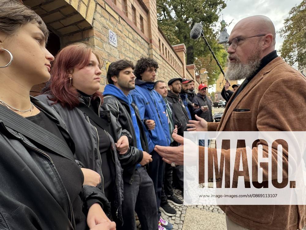 Halle Saale Halle (Saale) Halle Saale Sachsen-Anhalt Ansicht Stadtansicht Sachsen Anhalt Ansicht Dem Landtagvizepräsidenten Hans-Thomas Tillschneider ( AfD ) wird der Zutritt zur Synagoge versperrt Es ist der siebte Jahrestag: Am 9. Oktober 2019 versuchte ein Attentäter, am höchsten jüdischen Feiertag Jom Kippur die hallesche Synagoge anzugreifen, und tötete zwei Menschen. Eine Menschenkette der Organisiert wurde sie von der Jüdischen Studierendenunion Deutschland verwehrte Tillschneider den Zugang �