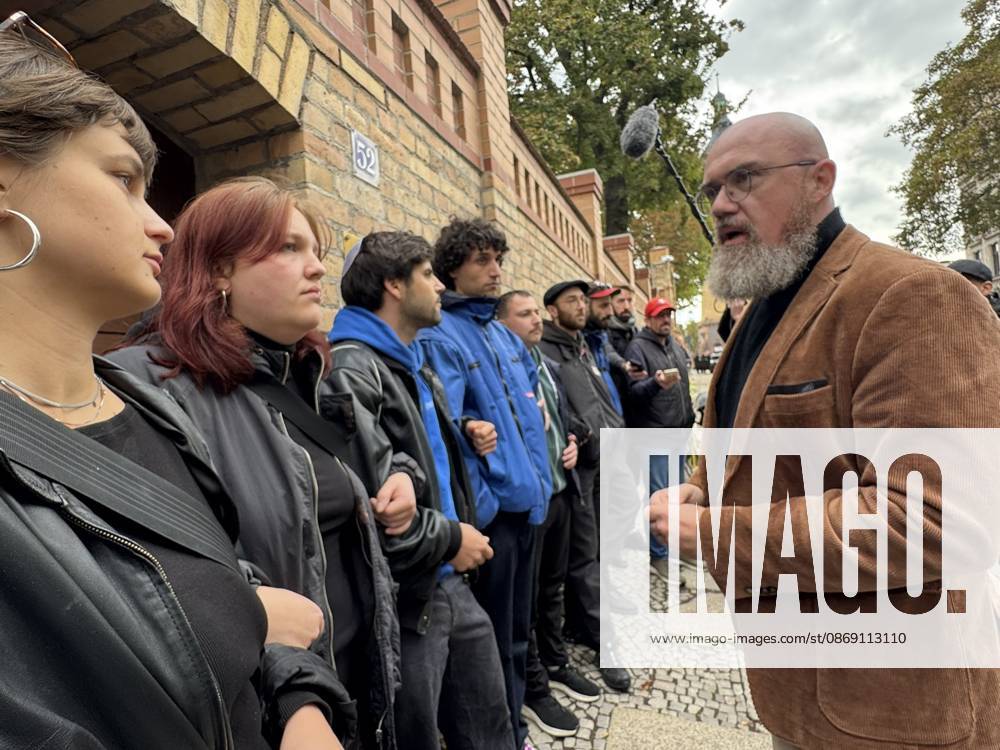 Halle Saale Halle (Saale) Halle Saale Sachsen-Anhalt Ansicht Stadtansicht Sachsen Anhalt Ansicht Dem Landtagvizepräsidenten Hans-Thomas Tillschneider ( AfD ) wird der Zutritt zur Synagoge versperrt Es ist der siebte Jahrestag: Am 9. Oktober 2019 versuchte ein Attentäter, am höchsten jüdischen Feiertag Jom Kippur die hallesche Synagoge anzugreifen, und tötete zwei Menschen. Eine Menschenkette der Organisiert wurde sie von der Jüdischen Studierendenunion Deutschland verwehrte Tillschneider den Zugang �