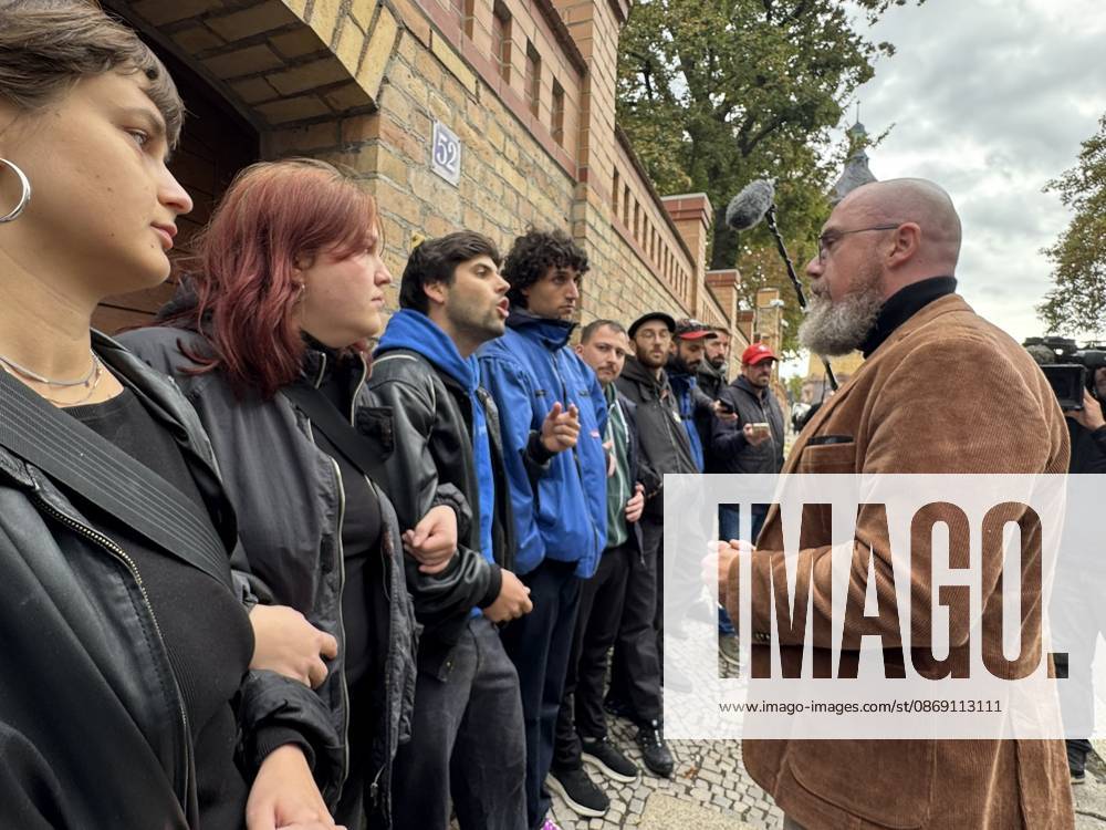 Halle Saale Halle (Saale) Halle Saale Sachsen-Anhalt Ansicht Stadtansicht Sachsen Anhalt Ansicht Dem Landtagvizepräsidenten Hans-Thomas Tillschneider ( AfD ) wird der Zutritt zur Synagoge versperrt Es ist der siebte Jahrestag: Am 9. Oktober 2019 versuchte ein Attentäter, am höchsten jüdischen Feiertag Jom Kippur die hallesche Synagoge anzugreifen, und tötete zwei Menschen. Eine Menschenkette der Organisiert wurde sie von der Jüdischen Studierendenunion Deutschland verwehrte Tillschneider den Zugang �