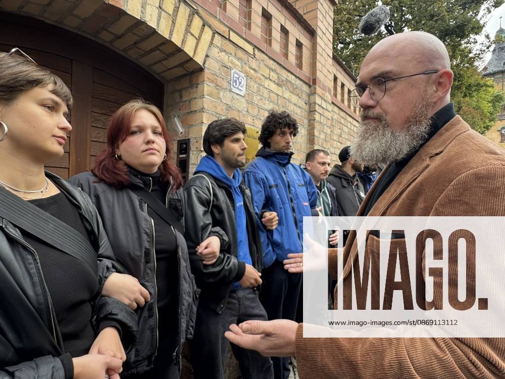 Halle Saale Halle (Saale) Halle Saale Sachsen-Anhalt Ansicht Stadtansicht Sachsen Anhalt Ansicht Dem Landtagvizepräsidenten Hans-Thomas Tillschneider ( AfD ) wird der Zutritt zur Synagoge versperrt Es ist der siebte Jahrestag: Am 9. Oktober 2019 versuchte ein Attentäter, am höchsten jüdischen Feiertag Jom Kippur die hallesche Synagoge anzugreifen, und tötete zwei Menschen. Eine Menschenkette der Organisiert wurde sie von der Jüdischen Studierendenunion Deutschland verwehrte Tillschneider den Zugang �