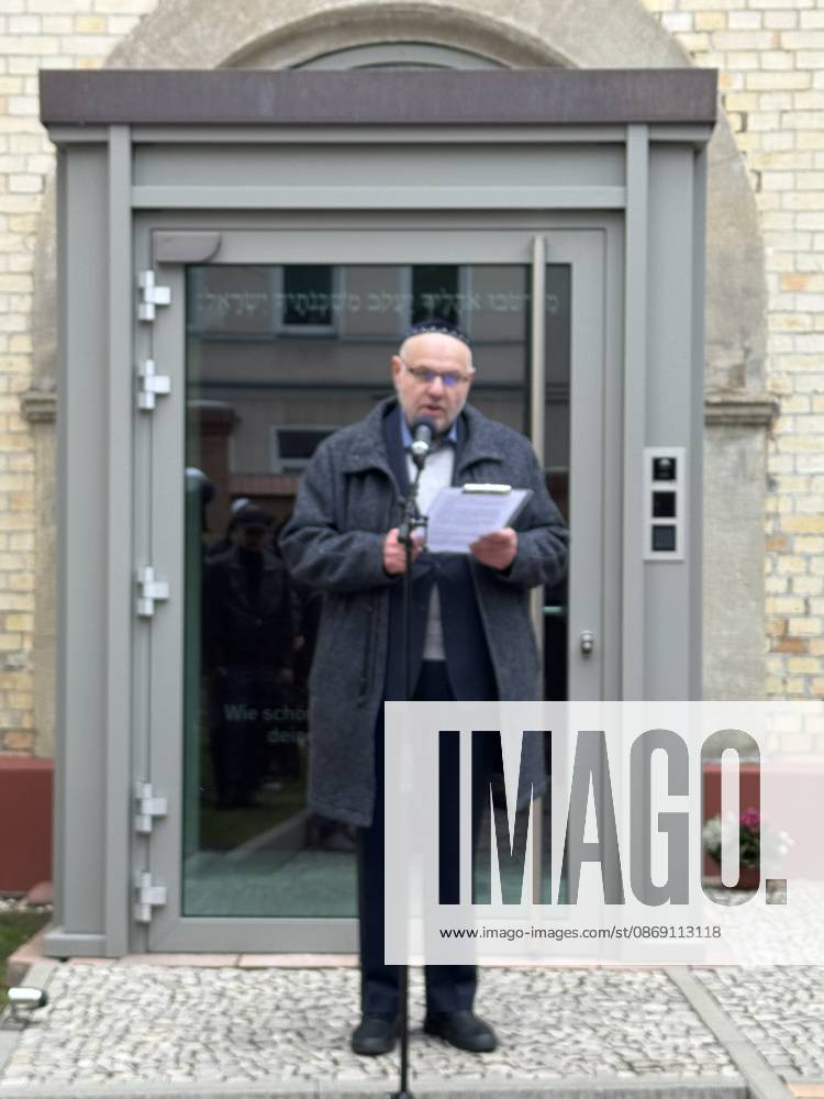 Halle Saale Halle (Saale) Halle Saale Sachsen-Anhalt Ansicht Stadtansicht Sachsen Anhalt Ansicht Dem Landtagvizepräsidenten Hans-Thomas Tillschneider ( AfD ) wird der Zutritt zur Synagoge versperrt Es ist der siebte Jahrestag: Am 9. Oktober 2019 versuchte ein Attentäter, am höchsten jüdischen Feiertag Jom Kippur die hallesche Synagoge anzugreifen, und tötete zwei Menschen. Eine Menschenkette der Organisiert wurde sie von der Jüdischen Studierendenunion Deutschland verwehrte Tillschneider den Zugang foto : Der Vorsitzende der Jüdischen Gemeinde, Max Privorotzki �