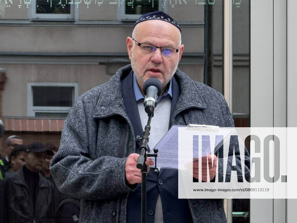 Halle Saale Halle (Saale) Halle Saale Sachsen-Anhalt Ansicht Stadtansicht Sachsen Anhalt Ansicht Dem Landtagvizepräsidenten Hans-Thomas Tillschneider ( AfD ) wird der Zutritt zur Synagoge versperrt Es ist der siebte Jahrestag: Am 9. Oktober 2019 versuchte ein Attentäter, am höchsten jüdischen Feiertag Jom Kippur die hallesche Synagoge anzugreifen, und tötete zwei Menschen. Eine Menschenkette der Organisiert wurde sie von der Jüdischen Studierendenunion Deutschland verwehrte Tillschneider den Zugang foto : Der Vorsitzende der Jüdischen Gemeinde, Max Privorotzki �