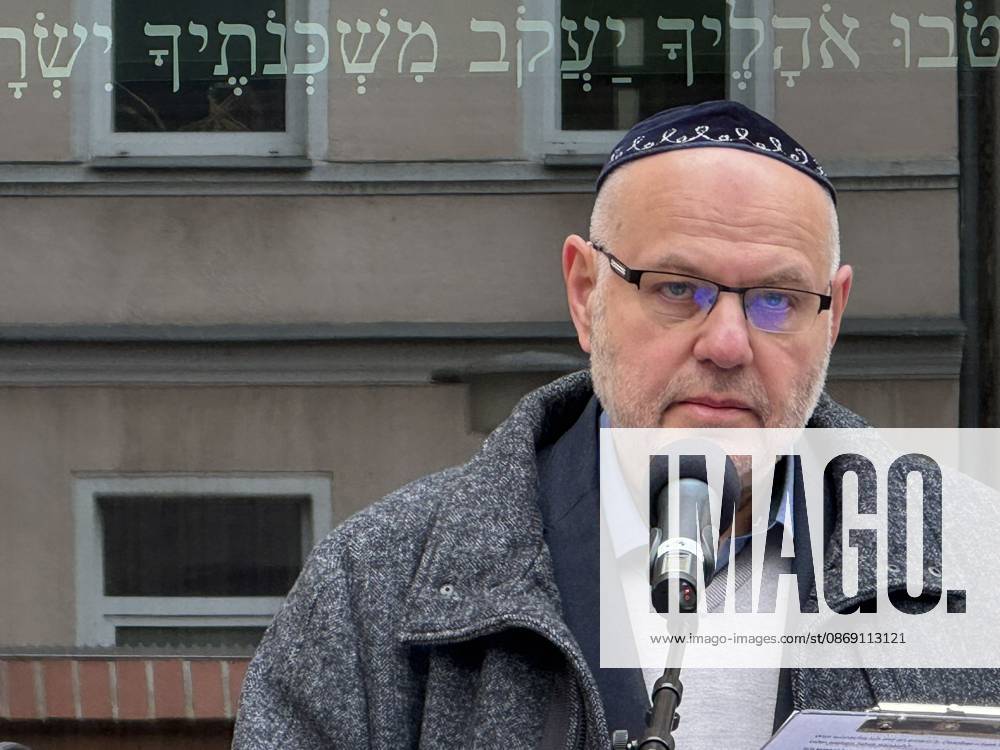 Halle Saale Halle (Saale) Halle Saale Sachsen-Anhalt Ansicht Stadtansicht Sachsen Anhalt Ansicht Dem Landtagvizepräsidenten Hans-Thomas Tillschneider ( AfD ) wird der Zutritt zur Synagoge versperrt Es ist der siebte Jahrestag: Am 9. Oktober 2019 versuchte ein Attentäter, am höchsten jüdischen Feiertag Jom Kippur die hallesche Synagoge anzugreifen, und tötete zwei Menschen. Eine Menschenkette der Organisiert wurde sie von der Jüdischen Studierendenunion Deutschland verwehrte Tillschneider den Zugang foto : Der Vorsitzende der Jüdischen Gemeinde, Max Privorotzki �