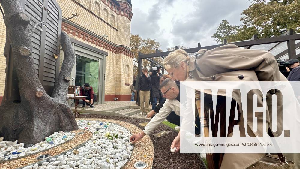 Halle Saale Halle (Saale) Halle Saale Sachsen-Anhalt Ansicht Stadtansicht Sachsen Anhalt Ansicht Dem Landtagvizepräsidenten Hans-Thomas Tillschneider ( AfD ) wird der Zutritt zur Synagoge versperrt Es ist der siebte Jahrestag: Am 9. Oktober 2019 versuchte ein Attentäter, am höchsten jüdischen Feiertag Jom Kippur die hallesche Synagoge anzugreifen, und tötete zwei Menschen. Eine Menschenkette der Organisiert wurde sie von der Jüdischen Studierendenunion Deutschland verwehrte Tillschneider den Zugang �