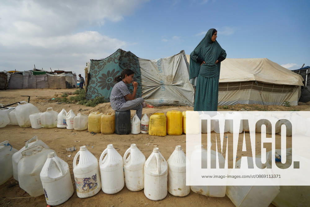 Palestinians still lack basic necessities amid Israel attacks DEIR AL BALAH, GAZA, PALESTINE - OCTOBER 10: Palestinians living in tents set up in the Bureij area carry water in containers to their makeshift shelters in Deir al Balah, Gaza, Palestine on October 10, 2026.The humanitarian crisis in the region continues to deepen, with thousands of displaced families struggling to survive without access to the most basic necessities. Adam Bilal Anadolu Deir al Balah Gaza. Editorial use only. Please get in touch for any other usage.