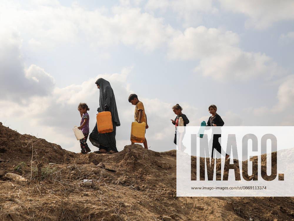 Palestinians still lack basic necessities amid Israel attacks DEIR AL BALAH, GAZA, PALESTINE - OCTOBER 10: Palestinians living in tents set up in the Bureij area carry water in containers to their makeshift shelters in Deir al Balah, Gaza, Palestine on October 10, 2026.The humanitarian crisis in the region continues to deepen, with thousands of displaced families struggling to survive without access to the most basic necessities. Adam Bilal Anadolu Deir al Balah Gaza. Editorial use only. Please get in touch for any other usage.