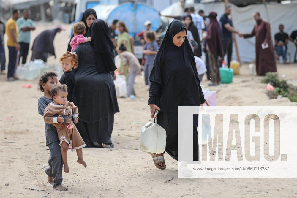 Palestinians still lack basic necessities amid Israel attacks DEIR AL BALAH, GAZA, PALESTINE - OCTOBER 10: Palestinians living in tents set up in the Bureij area carry water in containers to their makeshift shelters in Deir al Balah, Gaza, Palestine on October 10, 2026.The humanitarian crisis in the region continues to deepen, with thousands of displaced families struggling to survive without access to the most basic necessities. Adam Bilal Anadolu Deir al Balah Gaza. Editorial use only. Please get in touch for any other usage.