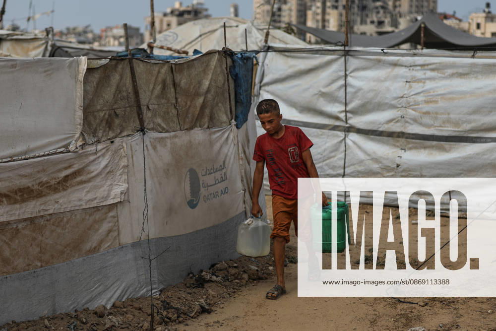 Palestinians still lack basic necessities amid Israel attacks DEIR AL BALAH, GAZA, PALESTINE - OCTOBER 10: Palestinians living in tents set up in the Bureij area carry water in containers to their makeshift shelters in Deir al Balah, Gaza, Palestine on October 10, 2026.The humanitarian crisis in the region continues to deepen, with thousands of displaced families struggling to survive without access to the most basic necessities. Adam Bilal Anadolu Deir al Balah Gaza. Editorial use only. Please get in touch for any other usage.