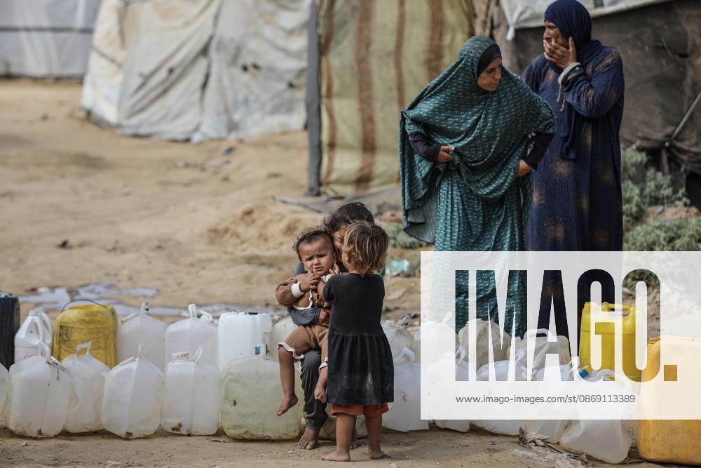 Palestinians still lack basic necessities amid Israel attacks DEIR AL BALAH, GAZA, PALESTINE - OCTOBER 10: Palestinians living in tents set up in the Bureij area carry water in containers to their makeshift shelters in Deir al Balah, Gaza, Palestine on October 10, 2026.The humanitarian crisis in the region continues to deepen, with thousands of displaced families struggling to survive without access to the most basic necessities. Adam Bilal Anadolu Deir al Balah Gaza. Editorial use only. Please get in touch for any other usage.