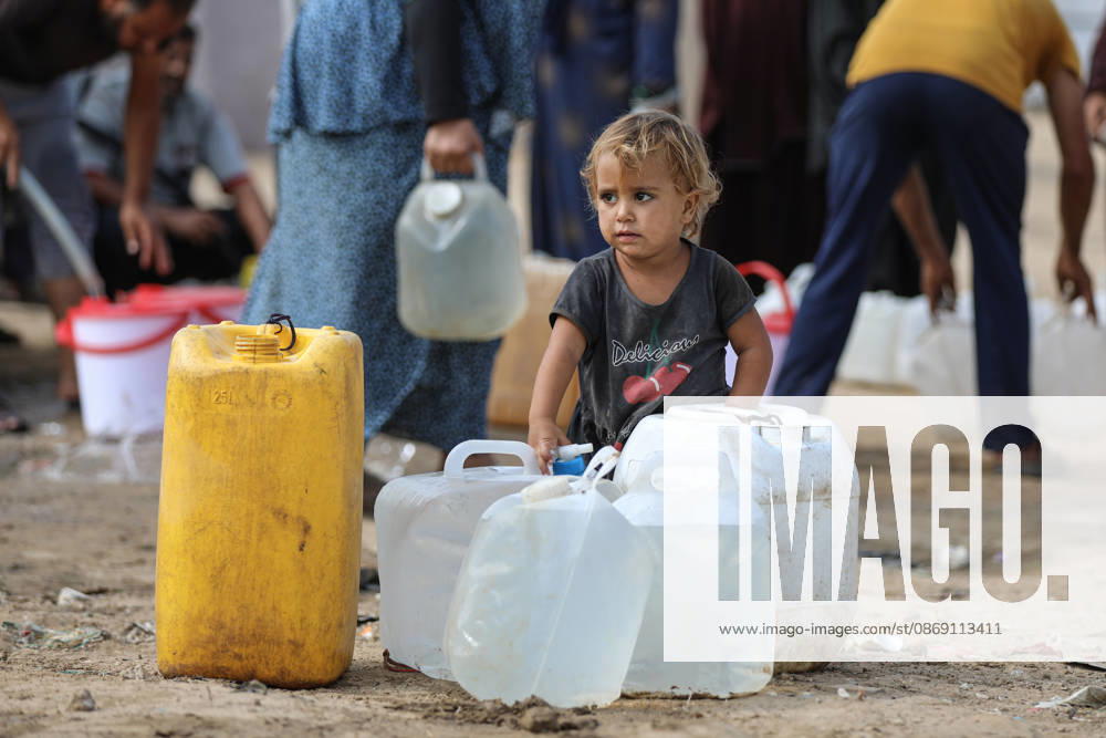 Palestinians still lack basic necessities amid Israel attacks DEIR AL BALAH, GAZA, PALESTINE - OCTOBER 10: Palestinians living in tents set up in the Bureij area carry water in containers to their makeshift shelters in Deir al Balah, Gaza, Palestine on October 10, 2026.The humanitarian crisis in the region continues to deepen, with thousands of displaced families struggling to survive without access to the most basic necessities. Adam Bilal Anadolu Deir al Balah Gaza. Editorial use only. Please get in touch for any other usage.