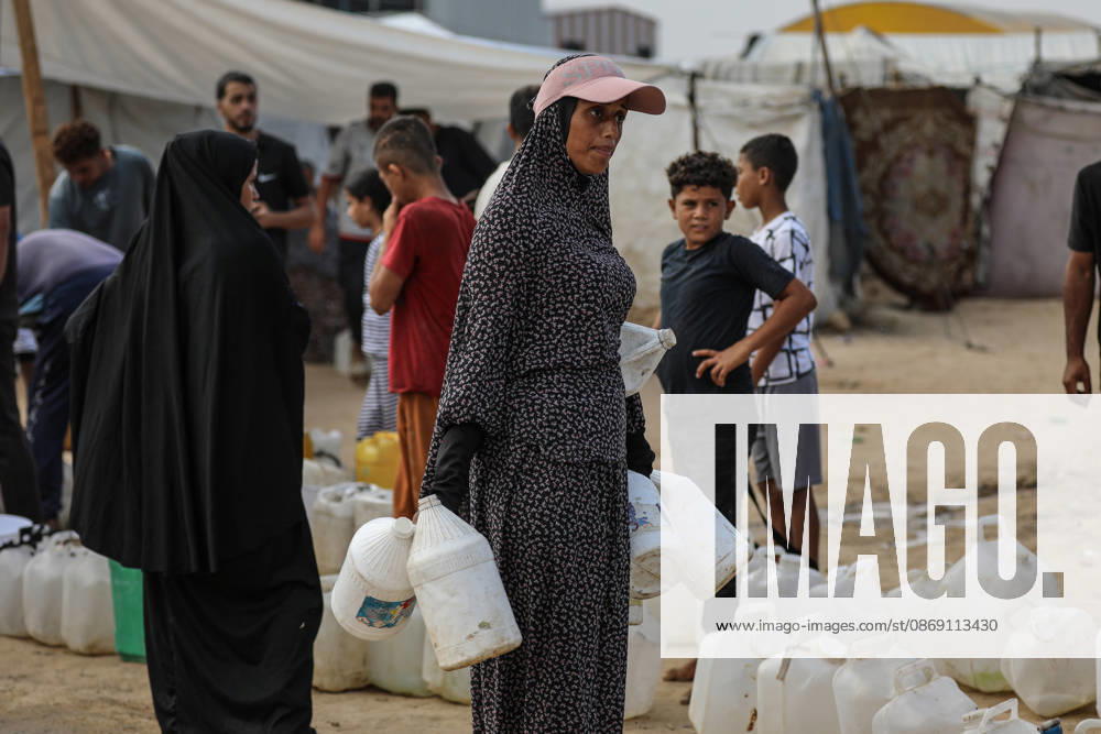 Palestinians still lack basic necessities amid Israel attacks DEIR AL BALAH, GAZA, PALESTINE - OCTOBER 10: Palestinians living in tents set up in the Bureij area carry water in containers to their makeshift shelters in Deir al Balah, Gaza, Palestine on October 10, 2026.The humanitarian crisis in the region continues to deepen, with thousands of displaced families struggling to survive without access to the most basic necessities. Adam Bilal Anadolu Deir al Balah Gaza. Editorial use only. Please get in touch for any other usage.