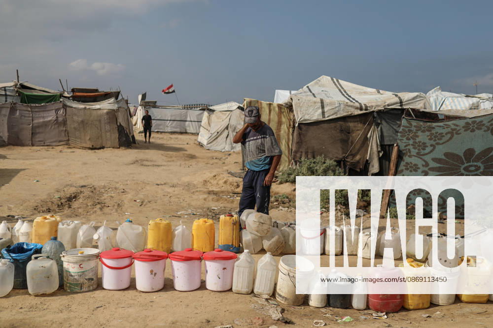 Palestinians still lack basic necessities amid Israel attacks DEIR AL BALAH, GAZA, PALESTINE - OCTOBER 10: Palestinians living in tents set up in the Bureij area carry water in containers to their makeshift shelters in Deir al Balah, Gaza, Palestine on October 10, 2026.The humanitarian crisis in the region continues to deepen, with thousands of displaced families struggling to survive without access to the most basic necessities. Adam Bilal Anadolu Deir al Balah Gaza. Editorial use only. Please get in touch for any other usage.