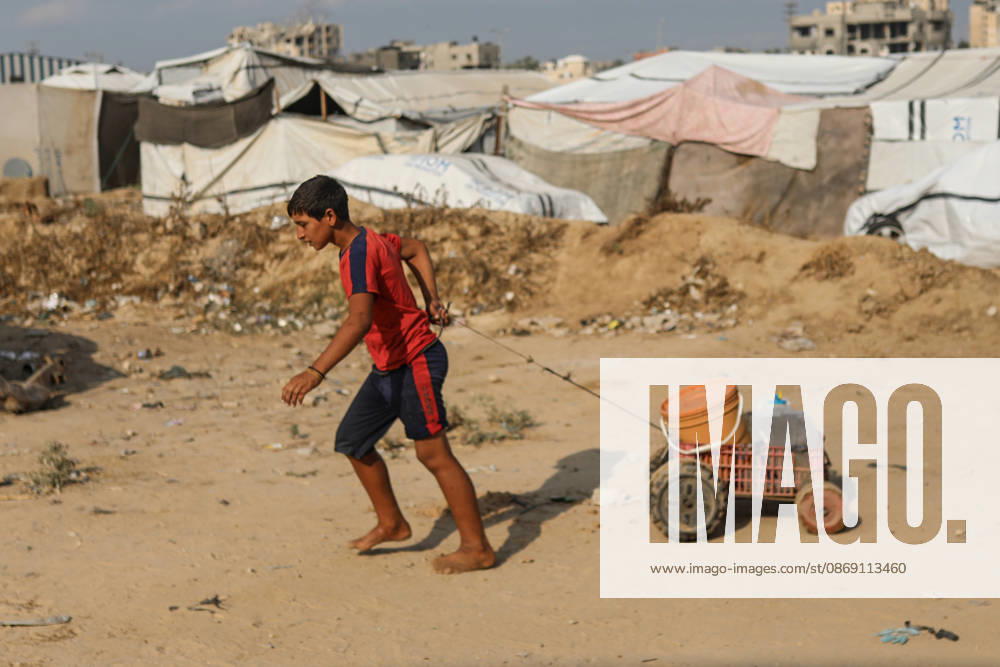 Palestinians still lack basic necessities amid Israel attacks DEIR AL BALAH, GAZA, PALESTINE - OCTOBER 10: Palestinians living in tents set up in the Bureij area carry water in containers to their makeshift shelters in Deir al Balah, Gaza, Palestine on October 10, 2026.The humanitarian crisis in the region continues to deepen, with thousands of displaced families struggling to survive without access to the most basic necessities. Adam Bilal Anadolu Deir al Balah Gaza. Editorial use only. Please get in touch for any other usage.