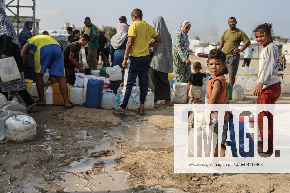 Palestinians still lack basic necessities amid Israel attacks DEIR AL BALAH, GAZA, PALESTINE - OCTOBER 10: Palestinians living in tents set up in the Bureij area carry water in containers to their makeshift shelters in Deir al Balah, Gaza, Palestine on October 10, 2026.The humanitarian crisis in the region continues to deepen, with thousands of displaced families struggling to survive without access to the most basic necessities. Adam Bilal Anadolu Deir al Balah Gaza. Editorial use only. Please get in touch for any other usage.