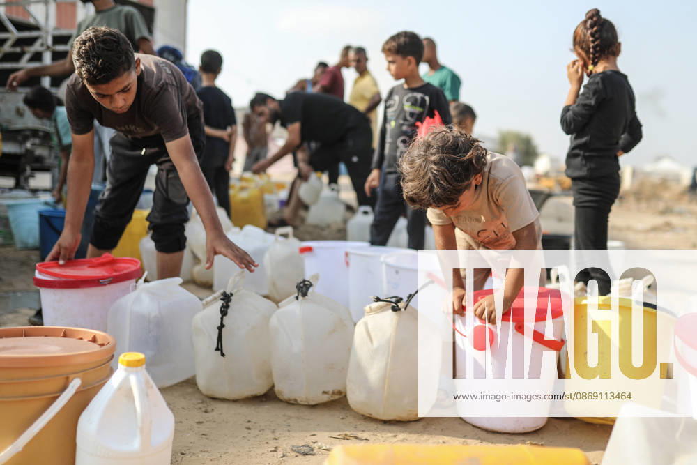 Palestinians still lack basic necessities amid Israel attacks DEIR AL BALAH, GAZA, PALESTINE - OCTOBER 10: Palestinians living in tents set up in the Bureij area carry water in containers to their makeshift shelters in Deir al Balah, Gaza, Palestine on October 10, 2026.The humanitarian crisis in the region continues to deepen, with thousands of displaced families struggling to survive without access to the most basic necessities. Adam Bilal Anadolu Deir al Balah Gaza. Editorial use only. Please get in touch for any other usage.