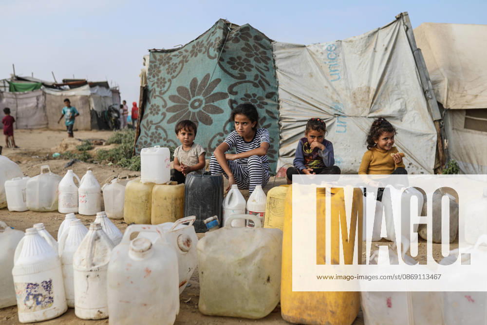 Palestinians still lack basic necessities amid Israel attacks DEIR AL BALAH, GAZA, PALESTINE - OCTOBER 10: Palestinians living in tents set up in the Bureij area carry water in containers to their makeshift shelters in Deir al Balah, Gaza, Palestine on October 10, 2026.The humanitarian crisis in the region continues to deepen, with thousands of displaced families struggling to survive without access to the most basic necessities. Adam Bilal Anadolu Deir al Balah Gaza. Editorial use only. Please get in touch for any other usage.