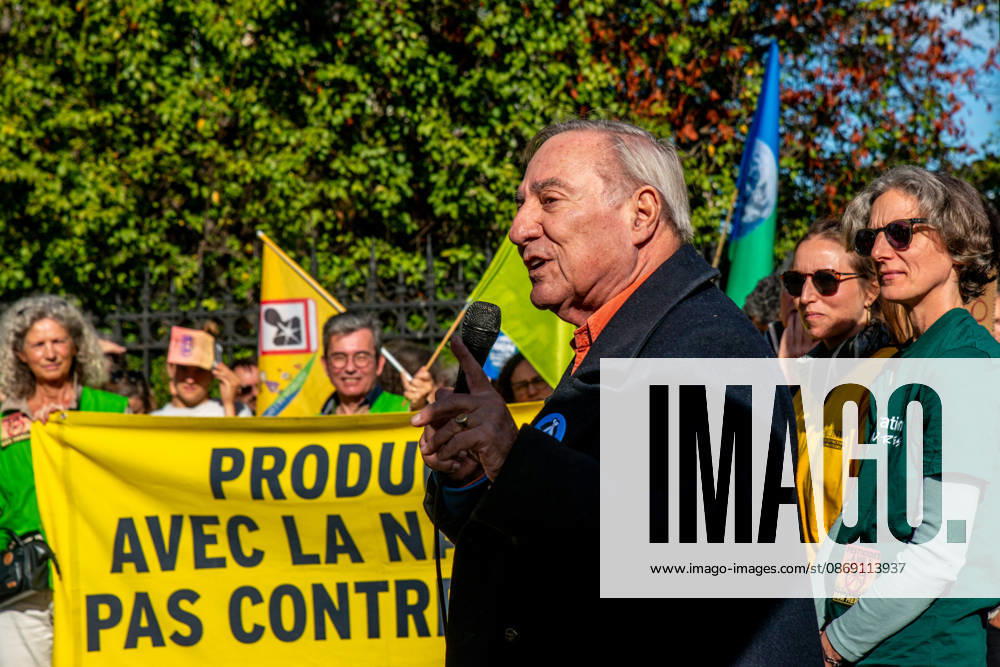 Environmental Activists Protest EU Pesticide Regulation - Paris Allain Bougrain-Dubourg, President of the Ligue pour la protection des oiseaux, joins environmental activists including Greenpeace, Cancer Colere, Collectif de soutien aux victimes des pesticides, Confédération paysanne, Avenir Sante Environnement and Medecins du Monde at Place de l Europe in Paris, France on October 10, 2026, to protest against the EU s proposed Omnibus X regulation that would extend pesticide approval durations, with organizers warning the text would increase exposure to hazardous substances for humans, ecosystems, food and territories. Photo by ABACAPRESS.COM