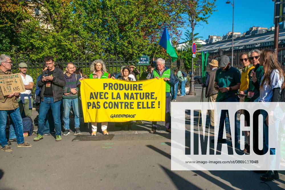 Environmental Activists Protest EU Pesticide Regulation - Paris Environmental organizations including Greenpeace, Cancer Colere, Collectif de soutien aux victimes des pesticides, Confédération paysanne, Avenir Sante Environnement and Medecins du Monde gather at Place de l Europe in Paris, France on October 10, 2026, to oppose the EU s proposed Omnibus X regulation that would extend pesticide approval durations, with activists warning the text would increase exposure to hazardous substances for humans, ecosystems, food and territories. Photo by ABACAPRESS.COM