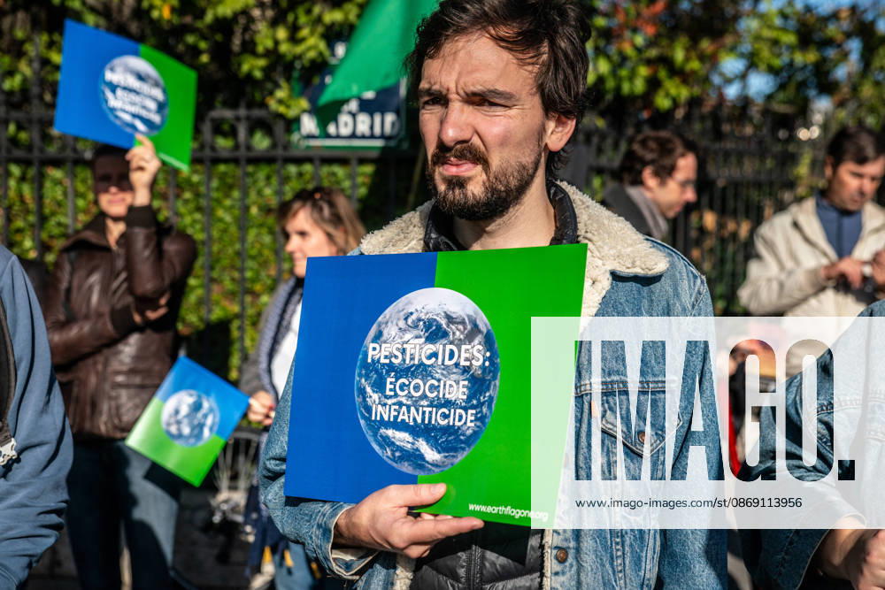 Environmental Activists Protest EU Pesticide Regulation - Paris Environmental organizations including Greenpeace, Cancer Colere, Collectif de soutien aux victimes des pesticides, Confédération paysanne, Avenir Sante Environnement and Medecins du Monde gather at Place de l Europe in Paris, France on October 10, 2026, to oppose the EU s proposed Omnibus X regulation that would extend pesticide approval durations, with activists warning the text would increase exposure to hazardous substances for humans, ecosystems, food and territories. Photo by ABACAPRESS.COM