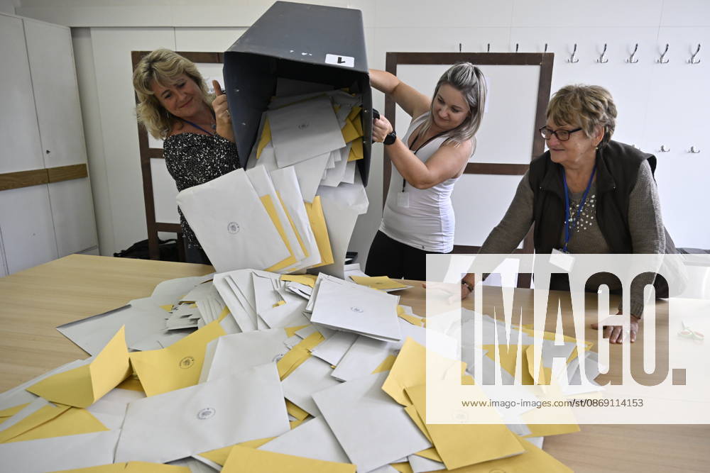 The two-day elections to municipal assemblies ended in the Czech Republic together with the first round of the elections to one-third of the Senate, at 2:00 p.m. on October 10, 2026. On the photo: members of the election commission start counting the votes cast by voters in Zlin. (CTKxPhoto DaliborxGluck) CTKPhotoP2026101003288 CTKPhotoP2026101003288
