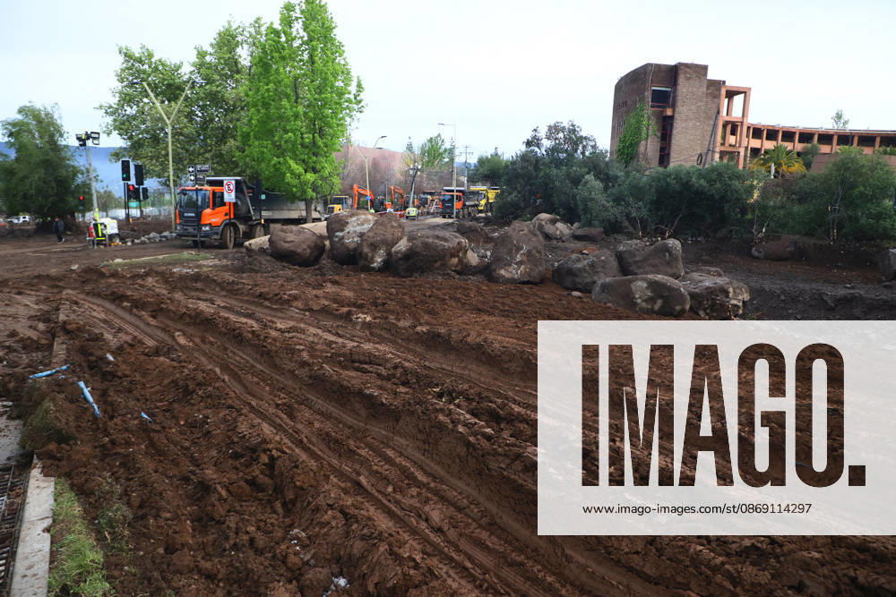 Santiago, October 10, 2026: Roadwork is underway following the flash flood that affected the Las Condes district. Dragomir Yankovic, Aton Chile, Santiago, Chile. Aton 1198314