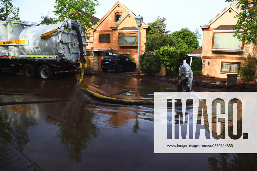 Santiago, October 10, 2026: Roadwork is underway following the flash flood that affected the Las Condes district. Dragomir Yankovic, Aton Chile, Santiago, Chile. Aton 1198297