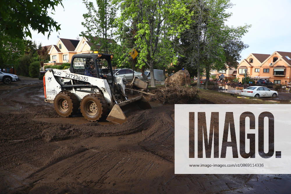 Santiago, October 10, 2026: Roadwork is underway following the flash flood that affected the Las Condes district. Dragomir Yankovic, Aton Chile, Santiago, Chile. Aton 1198300