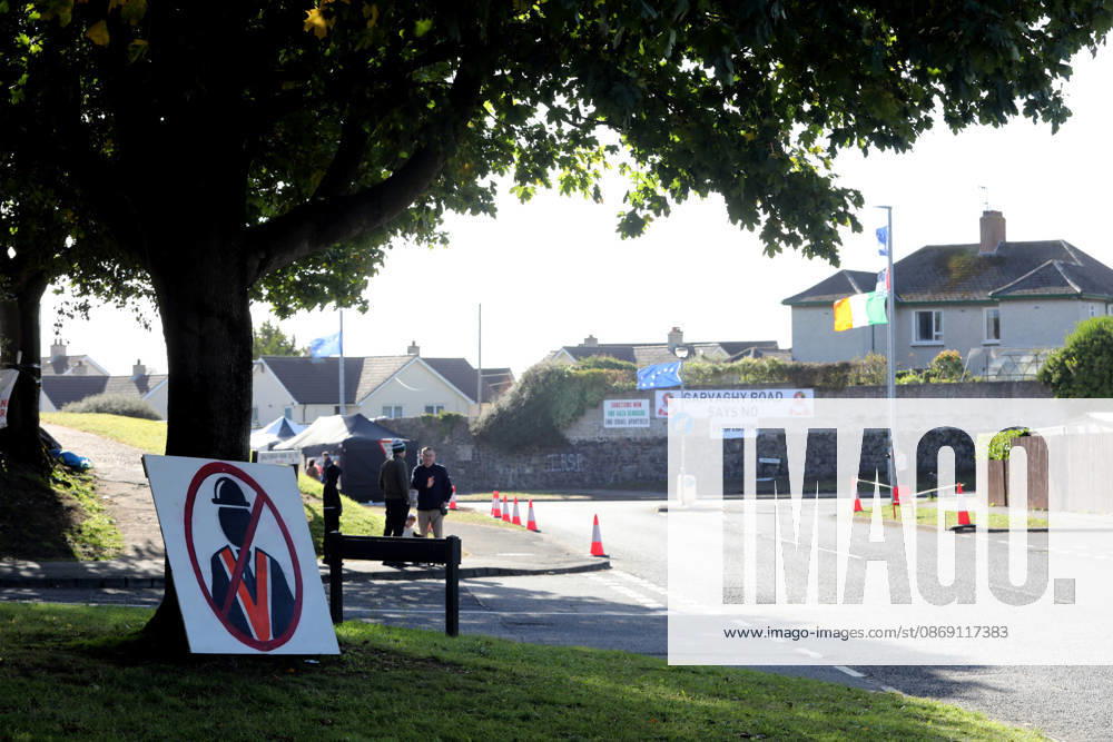 Police remain at Drumcree Church after Orange Order march ban PORTADOWN, NORTHERN IRELAND - OCTOBER 10: Police remain stationed outside Drumcree Church following the end of the Garvaghy Road standoff after Northern Ireland Secretary of State Chris Bryant banned the Orange Order march in Portadown, County Armagh, Northern Ireland, on October 10, 2026. Bryant said the decision was made in the interests of peace after talks between the Portadown District Lodge and Garvaghy Road residents failed to reach an agreement. Conor Mcccaughley Anadolu Portadown Ireland. Editorial use only. Please get in touch for any other usage.