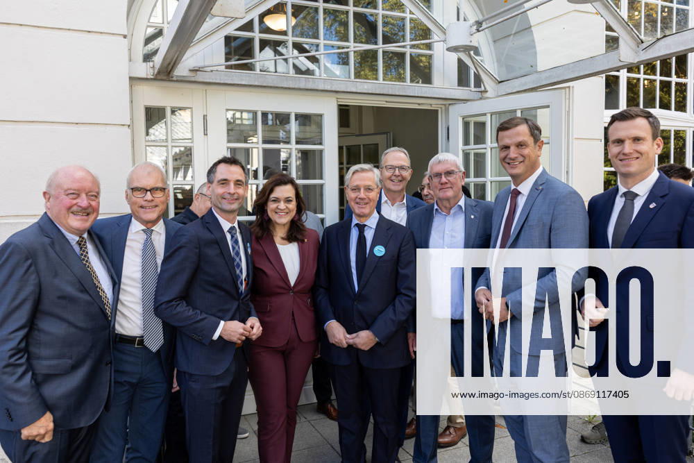 Gruppenbild beim Festakt zu 150 Jahren Adenauer und 80 Jahren CDU Bad Honnef - 10.10.26 Gruppenbild zum Festakt zu 150 Jahren Konrad Adenauer und 80 Jahren CDU Bad Honnef (v. l.): Enkel Konrad ADENAUER, Jonathan GRUNWALD (MdL, CDU), Vorsitzender der CDU Bad Honnef, CDU-Generalsekretärin Franziska HOPPERMANN (MdB, CDU), Norbert RÖTTGEN (MdB, CDU), Axel VOSS (MdEP, CDU), Landrat Sebastian SCHUSTER (CDU), Björn FRANKEN (MdL, CDU) und Bürgermeister Philipp HERZOG (CDU). Bad Honnef Kursaal Nordrhein-Westfalen Deutschland