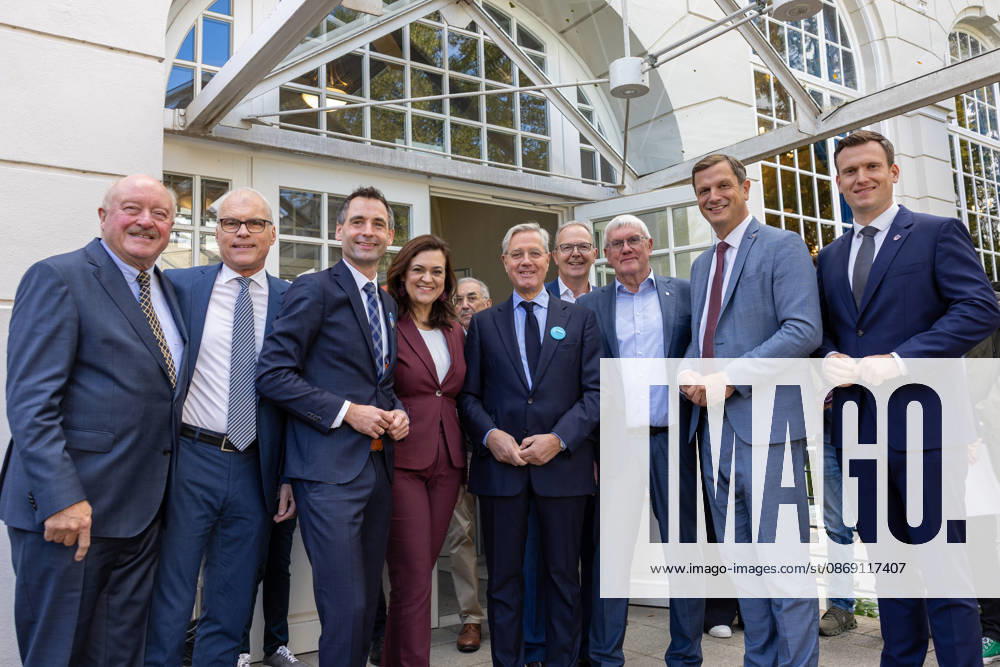 Gruppenbild beim Festakt zu 150 Jahren Adenauer und 80 Jahren CDU Bad Honnef - 10.10.26 Gruppenbild zum Festakt zu 150 Jahren Konrad Adenauer und 80 Jahren CDU Bad Honnef (v. l.): Enkel Konrad ADENAUER, Jonathan GRUNWALD (MdL, CDU), Vorsitzender der CDU Bad Honnef, CDU-Generalsekretärin Franziska HOPPERMANN (MdB, CDU), Norbert RÖTTGEN (MdB, CDU), Axel VOSS (MdEP, CDU), Landrat Sebastian SCHUSTER (CDU), Björn FRANKEN (MdL, CDU) und Bürgermeister Philipp HERZOG (CDU). Bad Honnef Kursaal Nordrhein-Westfalen Deutschland