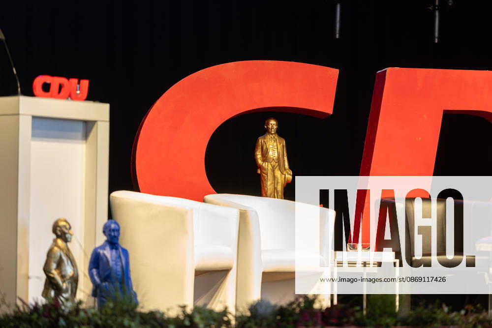 Festakt zu 150 Jahren Adenauer und 80 Jahren CDU Bad Honnef - 10.10.26 Statue von Konrad Adenauer von Ottmar Hörl - Festakt zu 150 Jahren Konrad Adenauer und 80 Jahren CDU Bad Honnef im Kursaal in Bad Honnef. Adenauer, der erste Bundeskanzler, wurde am 5. Januar 1876 geboren und lebte in Rhöndorf. Die CDU Bad Honnef feierte ihr 80-jähriges Bestehen. Bad Honnef Kursaal Nordrhein-Westfalen Deutschland