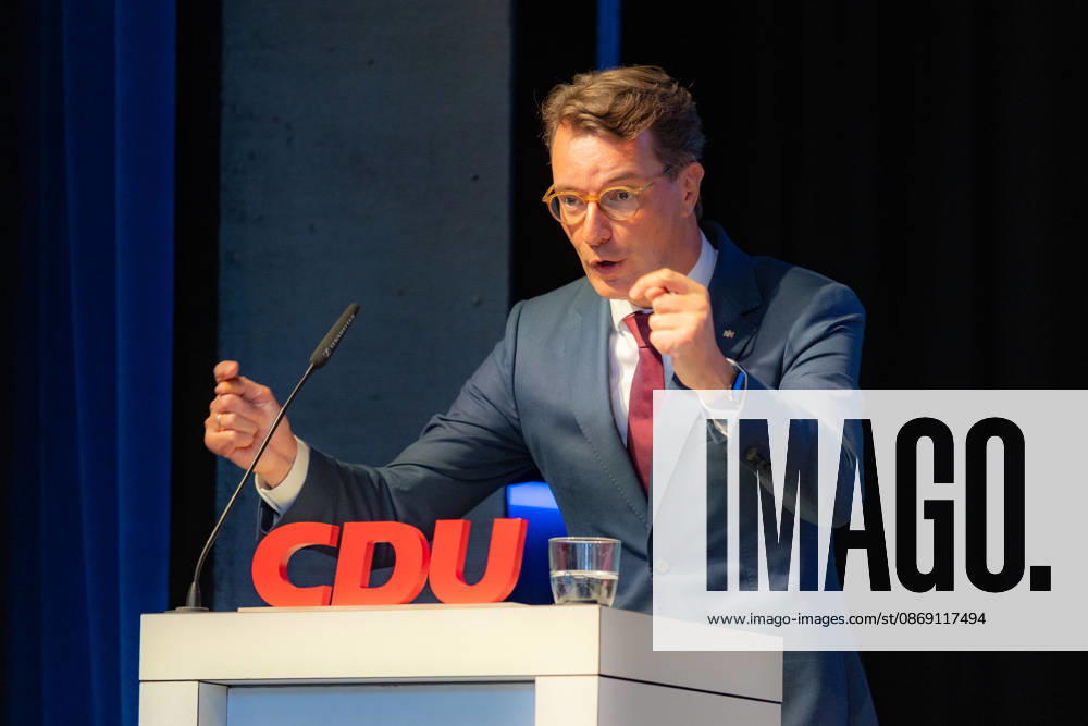 Festakt zu 150 Jahren Adenauer und 80 Jahren CDU Bad Honnef - 10.10.26 Rede von NRW Ministerpräsident Hendrik WÜST (CDU) - Festakt zu 150 Jahren Konrad Adenauer und 80 Jahren CDU Bad Honnef im Kursaal in Bad Honnef. Adenauer, der erste Bundeskanzler, wurde am 5. Januar 1876 geboren und lebte in Rhöndorf. Die CDU Bad Honnef feierte ihr 80-jähriges Bestehen. Bad Honnef Kursaal Nordrhein-Westfalen Deutschland