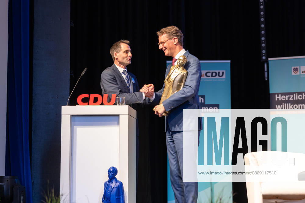 Festakt zu 150 Jahren Adenauer und 80 Jahren CDU Bad Honnef - 10.10.26 Jonathan GRUNWALD (MdL, CDU) überreicht eine Andauer Staue von Ottmar Hörl an NRW Ministerpräsident Hendrik WÜST (CDU) - Festakt zu 150 Jahren Konrad Adenauer und 80 Jahren CDU Bad Honnef im Kursaal in Bad Honnef. Adenauer, der erste Bundeskanzler, wurde am 5. Januar 1876 geboren und lebte in Rhöndorf. Die CDU Bad Honnef feierte ihr 80-jähriges Bestehen. Bad Honnef Kursaal Nordrhein-Westfalen Deutschland