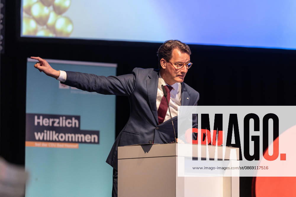 Festakt zu 150 Jahren Adenauer und 80 Jahren CDU Bad Honnef - 10.10.26 Rede von NRW Ministerpräsident Hendrik WÜST (CDU) - Festakt zu 150 Jahren Konrad Adenauer und 80 Jahren CDU Bad Honnef im Kursaal in Bad Honnef. Adenauer, der erste Bundeskanzler, wurde am 5. Januar 1876 geboren und lebte in Rhöndorf. Die CDU Bad Honnef feierte ihr 80-jähriges Bestehen. Bad Honnef Kursaal Nordrhein-Westfalen Deutschland