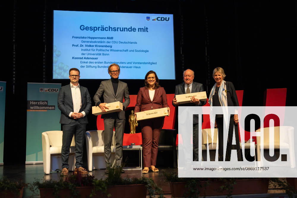 Gesprächsrunde beim Festakt zu 150 Jahren Adenauer und 80 Jahren CDU Bad Honnef - 10.10.26 Gesprächsrunde beim Festakt zu 150 Jahren Konrad Adenauer und 80 Jahren CDU Bad Honnef (v. l.): Lennard VAN DEN BROCK (Mitgliederbeauftragter CDU Bad Honnef), Prof. Dr. Volker KRONENBERG (Universität Bonn), CDU-Generalsekretärin Franziska HOPPERMANN (MdB, CDU), Konrad ADENAUER, Enkel des ersten Bundeskanzlers, und Susanne LANGGUTH (stellv. Vorsitzende CDU Bad Honnef). Bad Honnef Kursaal Nordrhein-Westfalen Deutschland