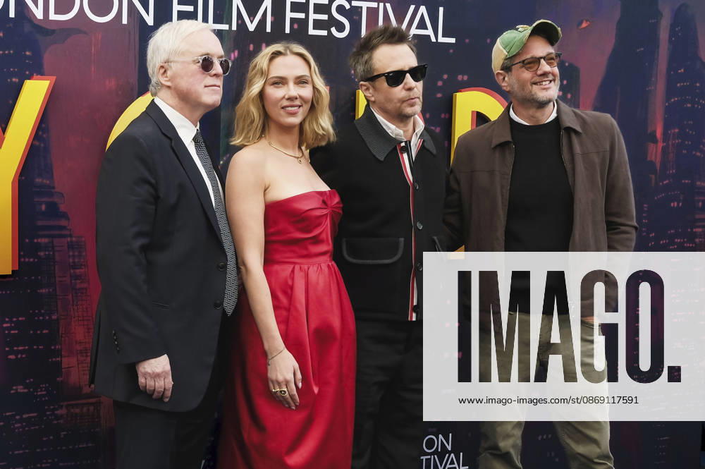 Brad Bird, Scarlett Johansson, Sam Rockwell und Michael Giacchino bei der Premiere des Netflix-Animationsfilms Ray Gunn auf dem 70. BFI London Film Festival 2026 in der Royal Festival Hall. London