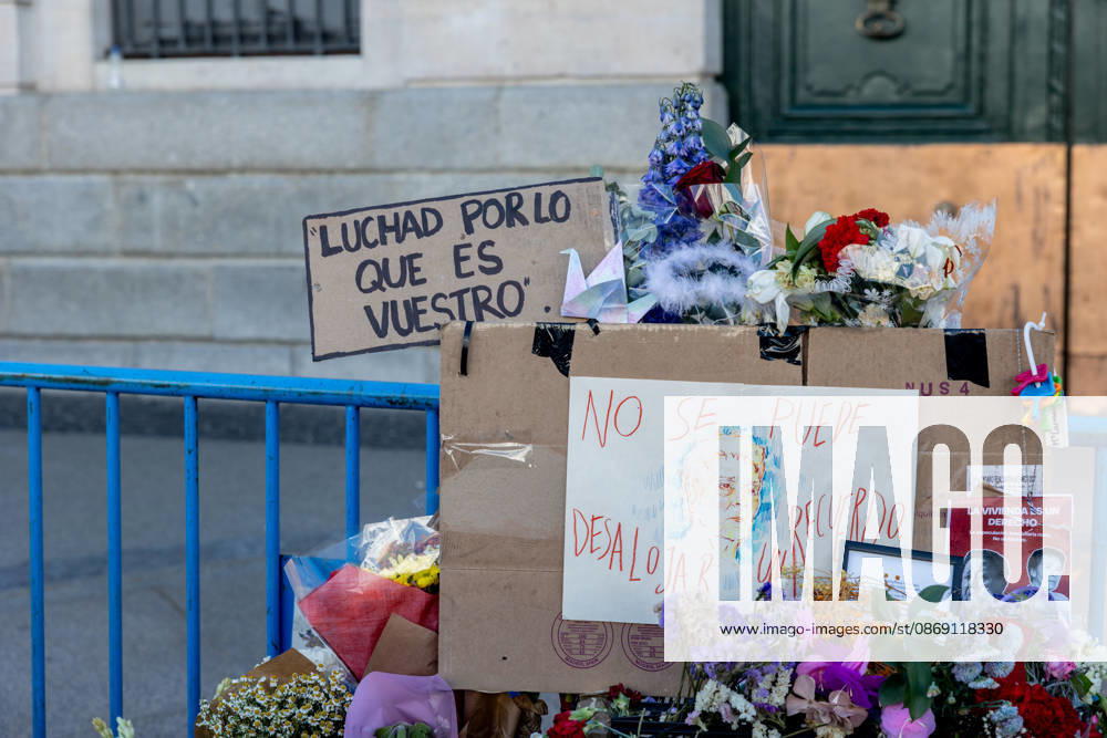 The Community of Madrid describes the encampment at Puerta del Sol as completely anarchic and laments the disastrous image it projects to tourists. Several bouquets of flowers and messages on a makeshift altar in tribute to Maricarmen, at Puerta del Sol, on October 10, 2026, in Madrid, Spain. The Regional Minister of Housing, Transportation, and Infrastructure for the Community of Madrid, Jorge Rodrigo, stated this Saturday that the encampment set up in Madrid’s Puerta del Sol since September 26, in protest of the housing crisis, is completely chaotic, and he lamented the very negative image it may present of the capital to tourists during this Columbus Day long weekend. OCTOBER 10, 2026 SOL PROTEST CAMP HOUSING MARICARMEN FLOWERS Madrid M