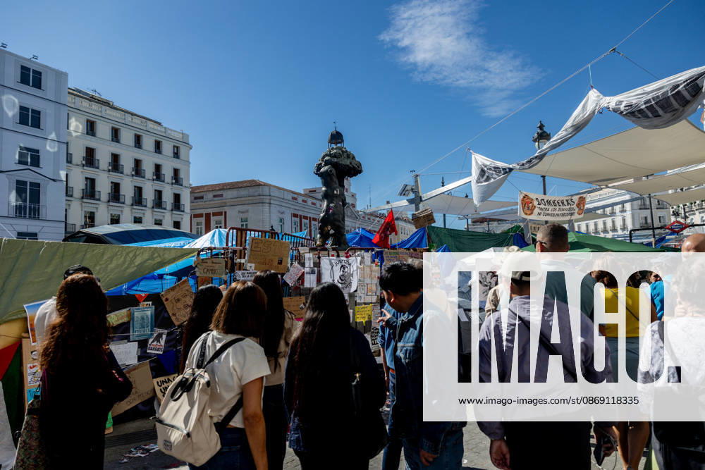 The Community of Madrid describes the encampment at Puerta del Sol as completely anarchic and laments the extremely negative image it projects to tourists. Several people look at the messages at Puerta del Sol on October 10, 2026, in Madrid, Spain. The Regional Minister of Housing, Transportation, and Infrastructure for the Community of Madrid, Jorge Rodrigo, stated this Saturday that the encampment set up in Madrid’s Puerta del Sol since September 26, in protest of the housing crisis, is completely chaotic and has lamented the very negative image it may present of the capital to tourists during this Columbus Day long weekend. OCTOBER 10, 2026 SOL PROTEST CAMP HOUSING MARICARMEN FLORES MESSAGES Madrid Madrid, Spain