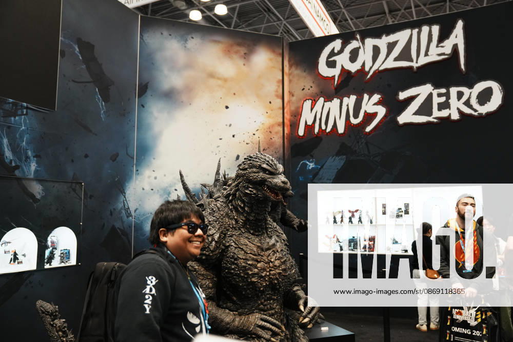 A fan poses with Godzilla Minus Zero at the 2026 NY Comic Con at the Javits Center on October 10, 2026 in New York. New York USA - ZUMAb148 20261010_zap_b148_003