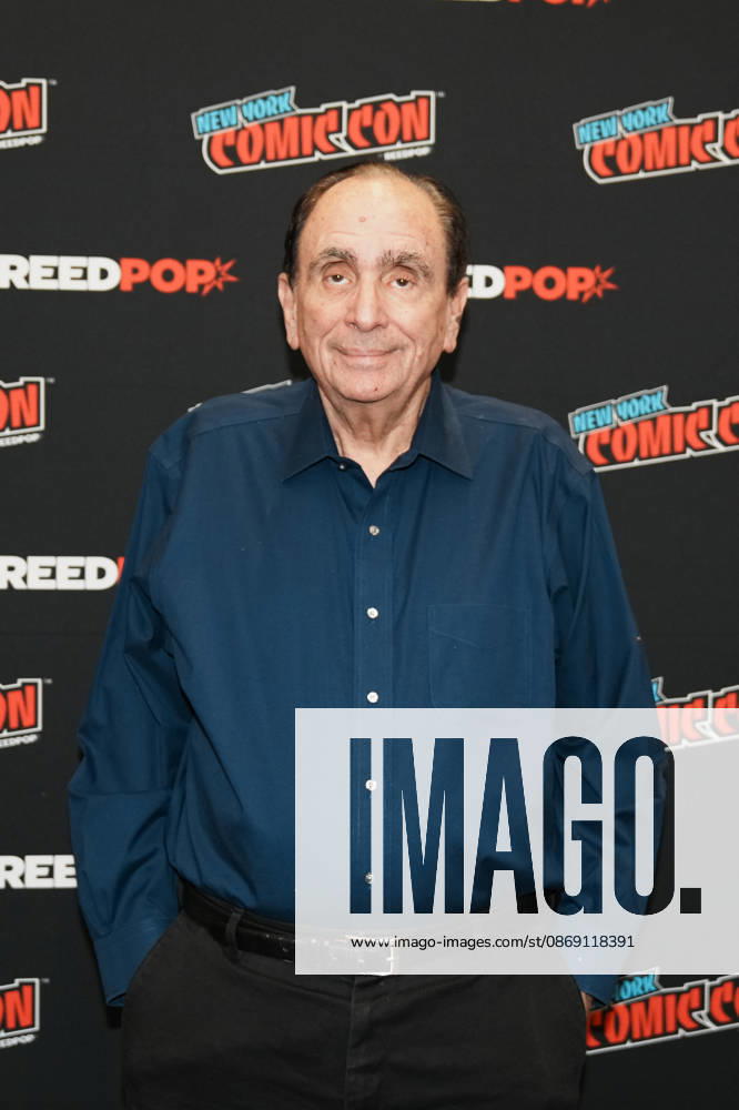 Author R.L. STINE stands for a photo as Tubi presents R.L. Stine s Pumpkin 2 at the 2026 NY Comic Con at the Javits Center on October 10, 2026 in New York. New York USA - ZUMAb148 20261010_zap_b148_025