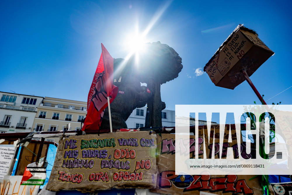 The Community of Madrid describes the encampment at Puerta del Sol as completely anarchic and laments the disastrous image it presents to tourists. Several signs with messages at Puerta del Sol, October 10, 2026, in Madrid, Spain. The Regional Minister of Housing, Transportation, and Infrastructure for the Community of Madrid, Jorge Rodrigo, stated this Saturday that the encampment set up in Madrid’s Puerta del Sol since September 26, in protest against the housing crisis, is completely chaotic and lamented the very negative image it may present of the capital to tourists during this Hispanic Heritage Day long weekend. OCTOBER 10, 2026 SOL PROTEST CAMP HOUSING MARICARMEN FLORES MESSAGES SIGNS Madrid Madrid Spain