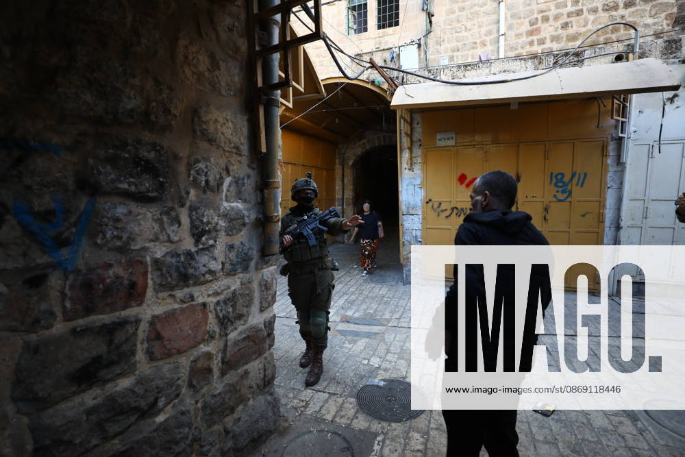 Israeli settlers raid Hebron in the West Bank HEBRON, PALESTINE, WEST BANK - OCTOBER 10: Israeli settlers, under the protection of Israeli forces, raid the Old City area of Hebron in the southern West Bank, Palestine, on October 10, 2026. During the raid, Israeli forces block entry and exit points, restricting the movement of Palestinians in the area. Wisam Hashlamoun Anadolu Hebron West Bank. Editorial use only. Please get in touch for any other usage.