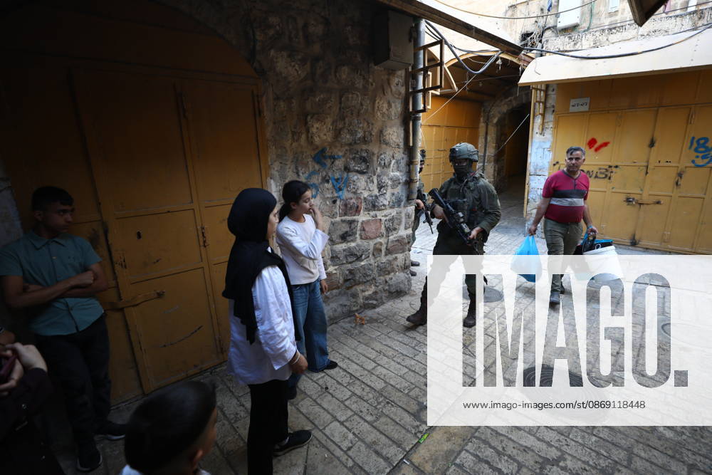 Israeli settlers raid Hebron in the West Bank HEBRON, PALESTINE, WEST BANK - OCTOBER 10: Israeli settlers, under the protection of Israeli forces, raid the Old City area of Hebron in the southern West Bank, Palestine, on October 10, 2026. During the raid, Israeli forces block entry and exit points, restricting the movement of Palestinians in the area. Wisam Hashlamoun Anadolu Hebron West Bank. Editorial use only. Please get in touch for any other usage.