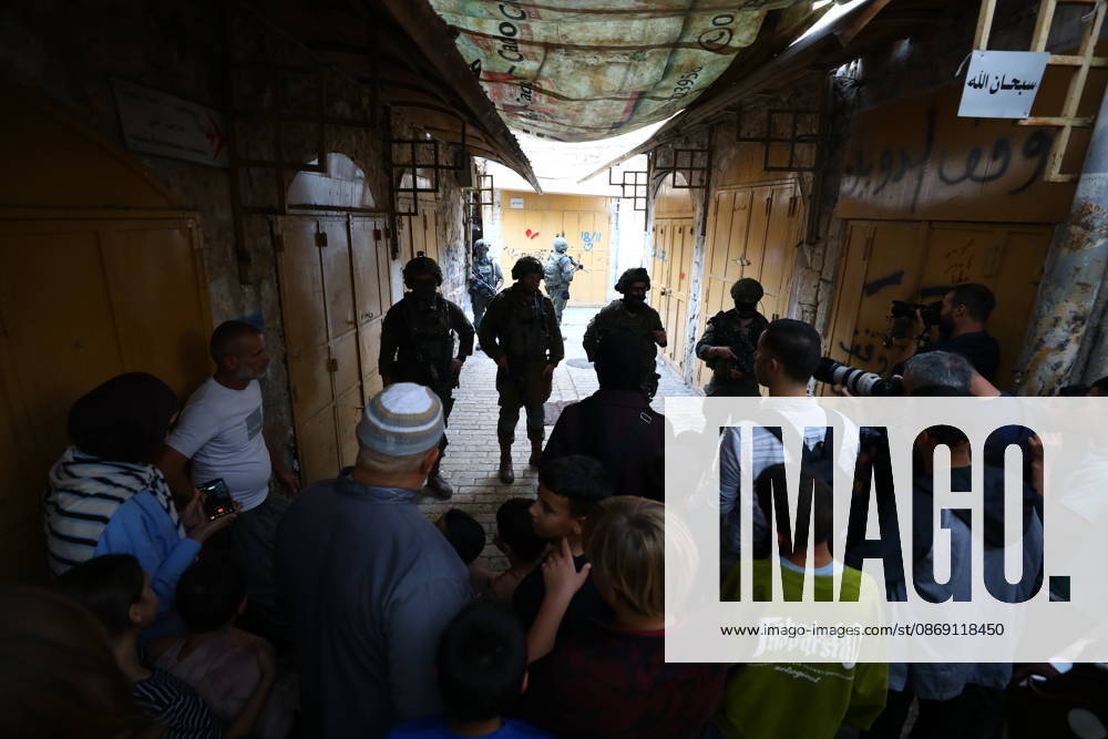 Israeli settlers raid Hebron in the West Bank HEBRON, PALESTINE, WEST BANK - OCTOBER 10: Israeli settlers, under the protection of Israeli forces, raid the Old City area of Hebron in the southern West Bank, Palestine, on October 10, 2026. During the raid, Israeli forces block entry and exit points, restricting the movement of Palestinians in the area. Wisam Hashlamoun Anadolu Hebron West Bank. Editorial use only. Please get in touch for any other usage.