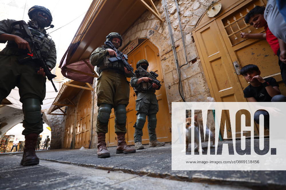 Israeli settlers raid Hebron in the West Bank HEBRON, PALESTINE, WEST BANK - OCTOBER 10: Israeli settlers, under the protection of Israeli forces, raid the Old City area of Hebron in the southern West Bank, Palestine, on October 10, 2026. During the raid, Israeli forces block entry and exit points, restricting the movement of Palestinians in the area. Wisam Hashlamoun Anadolu Hebron West Bank. Editorial use only. Please get in touch for any other usage.