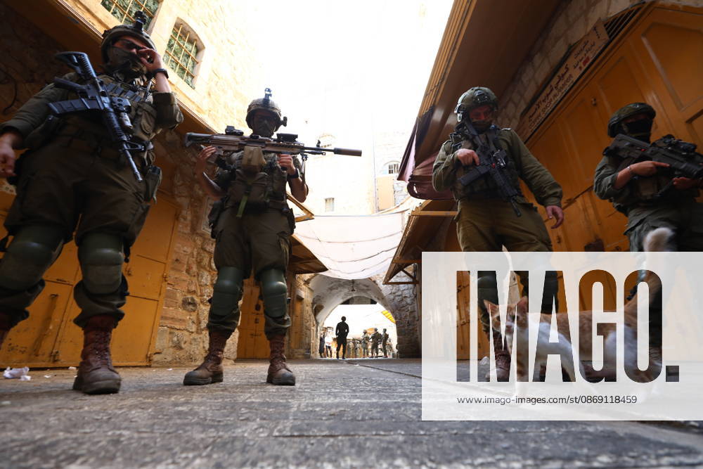 Israeli settlers raid Hebron in the West Bank HEBRON, PALESTINE, WEST BANK - OCTOBER 10: Israeli settlers, under the protection of Israeli forces, raid the Old City area of Hebron in the southern West Bank, Palestine, on October 10, 2026. During the raid, Israeli forces block entry and exit points, restricting the movement of Palestinians in the area. Wisam Hashlamoun Anadolu Hebron West Bank. Editorial use only. Please get in touch for any other usage.